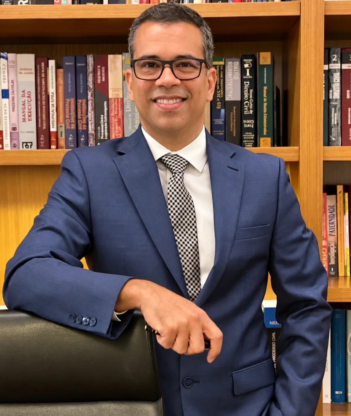 Dr. Bernardo Brandão no escritório