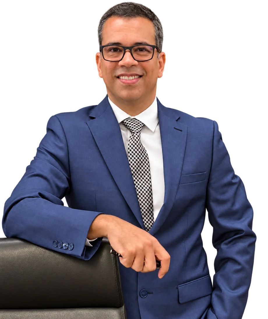 Dr. Bernardo Brandão, sócio fundador do escritório, de terno azul